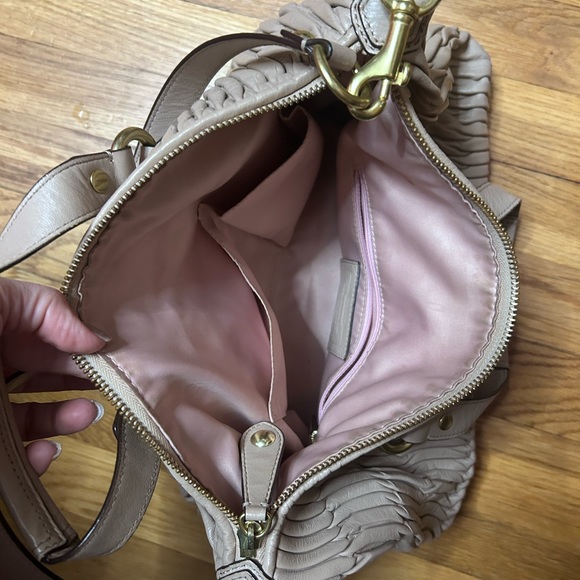 COACH🩷 Ashley gathered leather satchel. - Picture 6 of 9